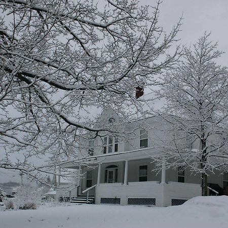 The Young House Bed And Breakfast Millinocket Exterior foto