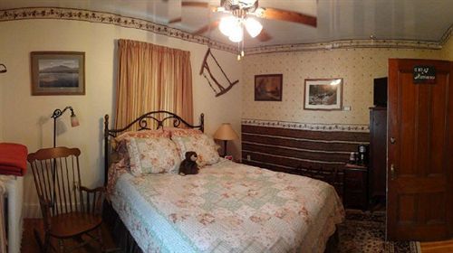 The Young House Bed And Breakfast Millinocket Exterior foto