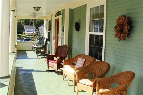 The Young House Bed And Breakfast Millinocket Exterior foto