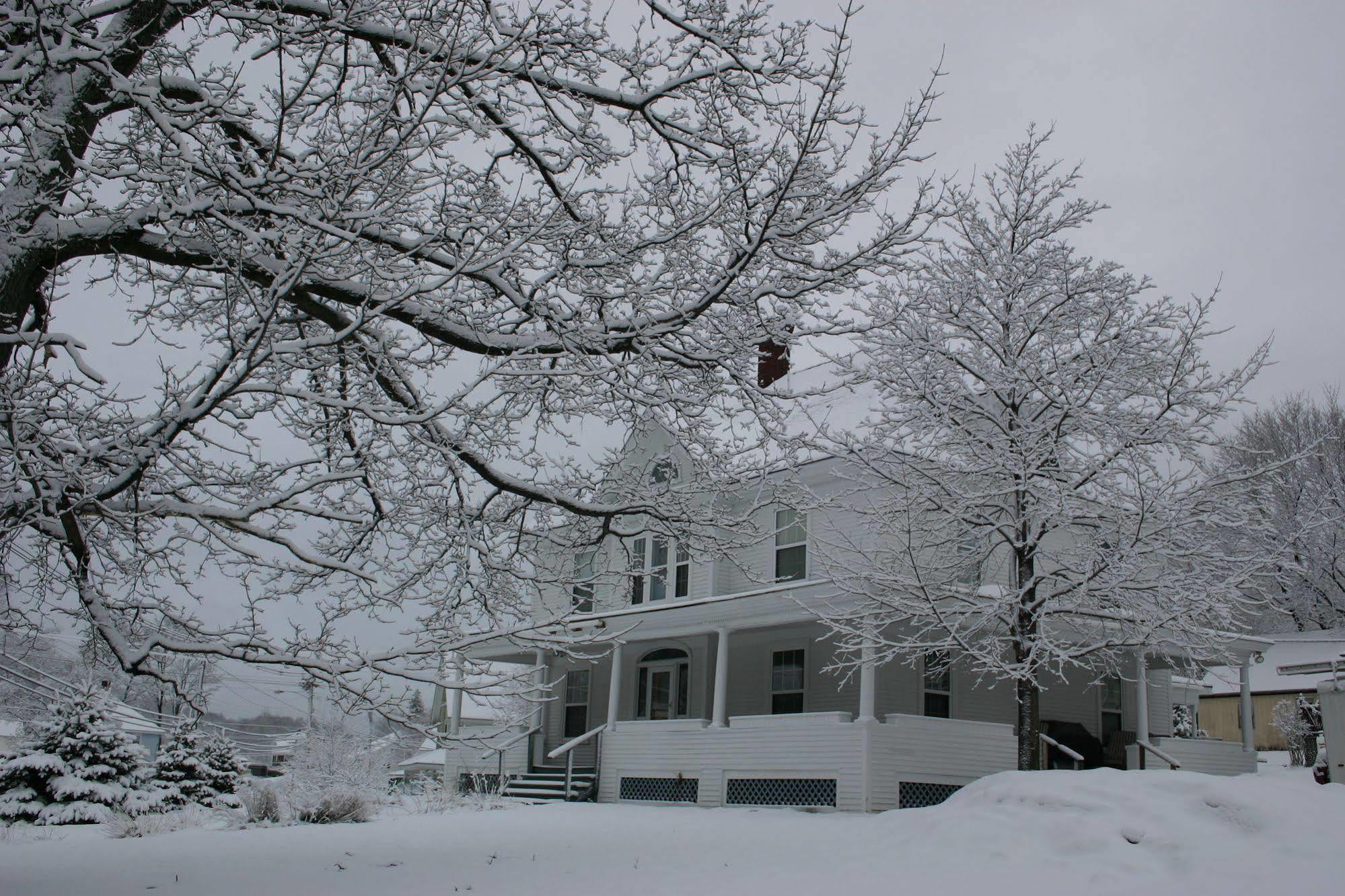 The Young House Bed And Breakfast Millinocket Exterior foto